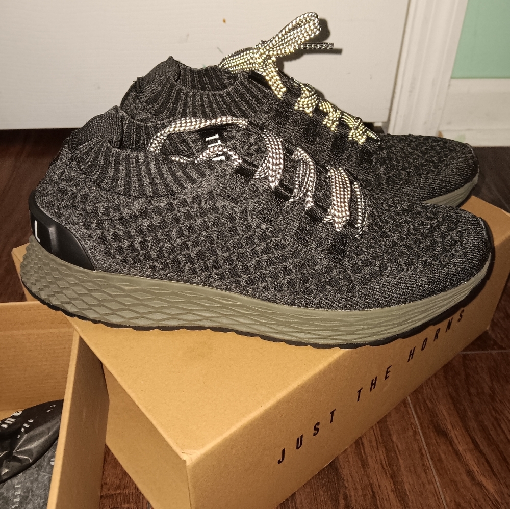 Men8/Wom 9.5 BRAND NEW NOBULL DIAMOND KNIT RUNNER. WOMENS SIZE 9.5/MENS SIZE 8